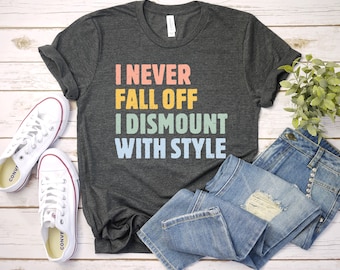 T-shirt drôle de cheval, je ne tombe jamais, je descends avec style, cadeau de chemise équestre, chemise d'amant de cheval, T-shirt de cheval, équitation GBTD1615