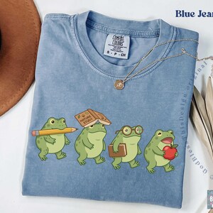 Cottagecore Frog Back to School Comfort Colors Shirt, Toad Teacher Tee, Kawaii Froggy Student Top, Pre K First Day of School 2026 GBD2865 Bild 3