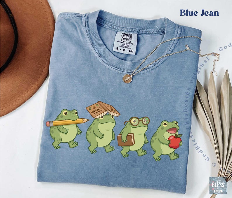 Cottagecore Frog Back to School Comfort Colors Shirt, Toad Teacher Tee, Kawaii Froggy Student Top, Pre K First Day of School 2026 GBD2865 Bild 3