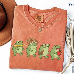 Cottagecore Frog Back to School Comfort Colors Shirt, Toad Teacher Tee, Kawaii Froggy Student Top, Pre K First Day of School 2026 GBD2865 Bild 7