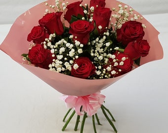 Fresh Real Flowers | Dozen Roses w Gypsophila | Free UK Delivery & Gift Message