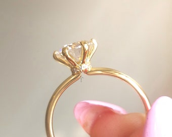 Anello di fidanzamento con moissanite solitaria a taglio rotondo da 2 ct, anello di fidanzamento a 6 punte, anello solitario con taglio a coltello, regalo di anniversario di nozze.