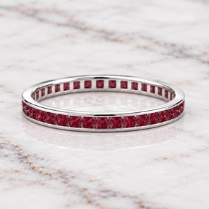 Rubin alliansring, vigselring i 14K och 18K guld, stapelring i rubin i gult, vitt eller roséguld, perfekt jubileumspresent