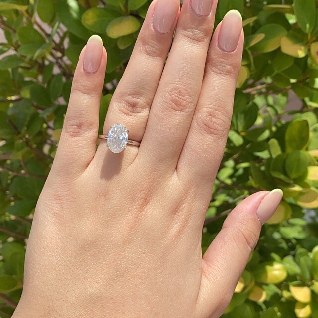 4ct Crushed Ice Oval 128mm Moissanite Engagement Ring solid Gold