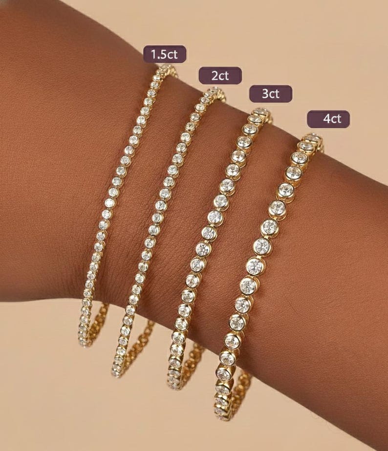 Puede incluir: Se muestran cuatro pulseras de tenis doradas con piedras preciosas redondas y transparentes. Cada pulsera est&aacute; etiquetada con su peso en quilates: 1,5 ct, 2 ct, 3 ct y 4 ct. Las pulseras se muestran en una mu&ntilde;eca, mostrando los diferentes tama&ntilde;os.
