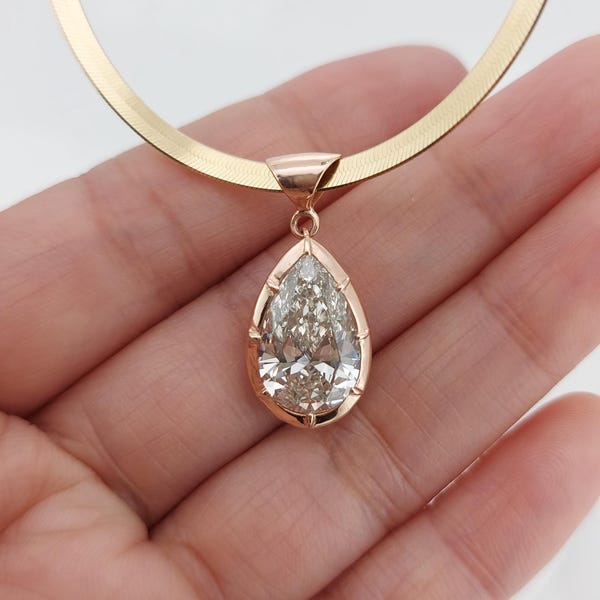 Diamant im Pear Cut Solitaire Floating-Anhänger mit 18-Zoll-Kette, IGI-zertifizierte 6 Karat F-Farbe VS1 Klarheit 14 Karat Gelbgold, Lab-Grown-Diamant