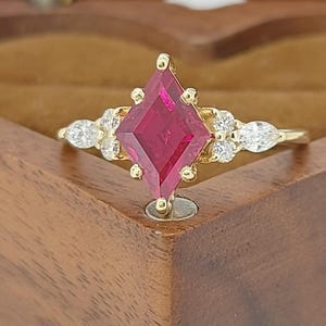 カイトカットのレッド ルビー エンゲージリング、アールデコ イエロー ゴールド、ダイヤモンド リング、マーキスカット ダイヤモンド リング、ビンテージ ウェディング ブライダル リング。