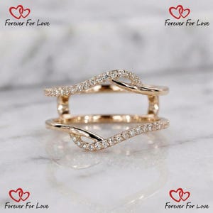 Könnte beinhalten: Rustikales Holzschild mit dem Text "Welcome to our home" in weißer Schrift. Das Schild hat eine Used-Optik und ein schlichtes, einladendes Design, ideal für die Eingangsbereichsdekoration.