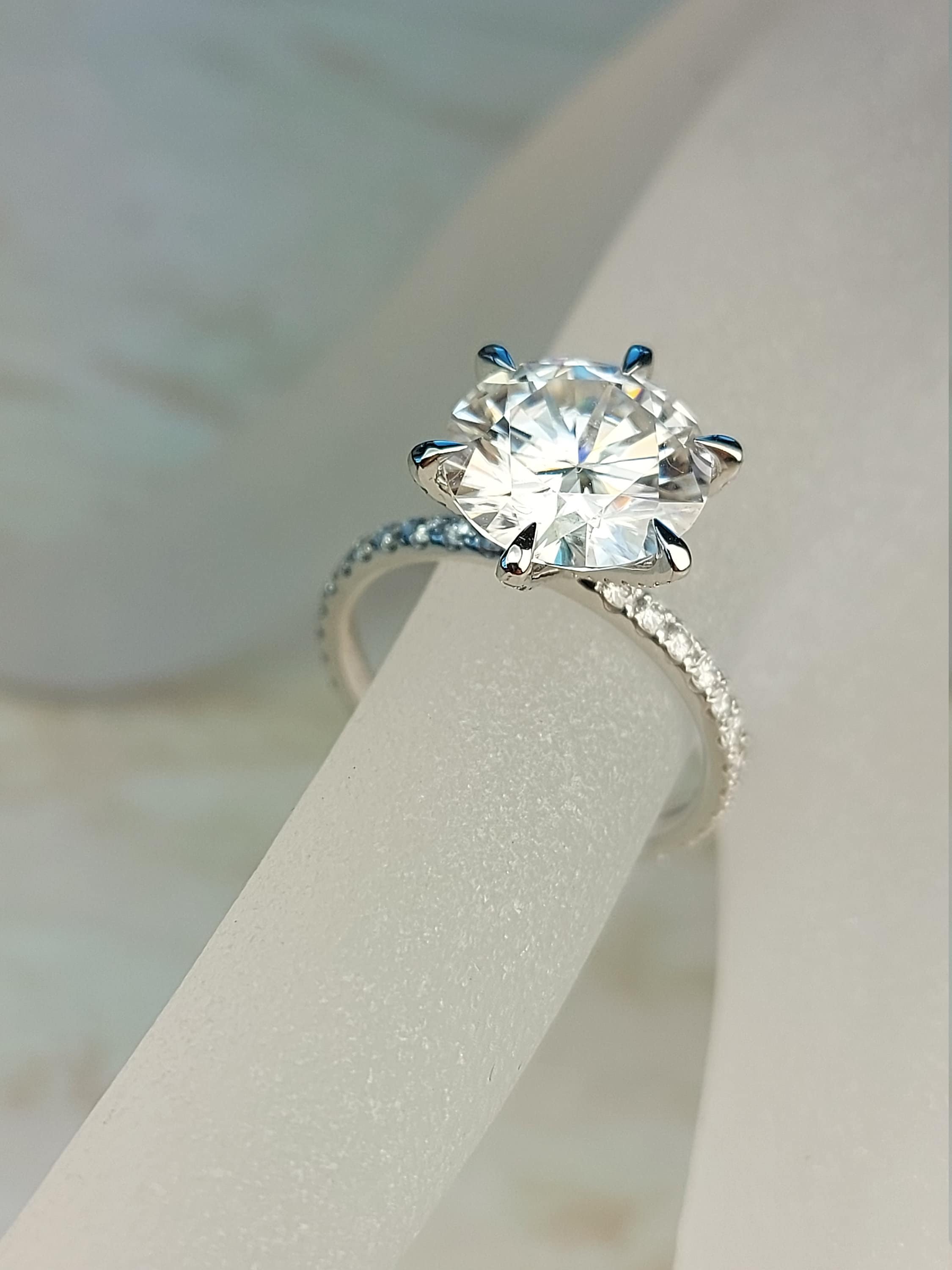 4 Carat VVS2 Clarity, F Color IGI Certified Round Cut Lab