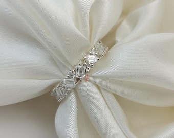 Anello vintage con diamanti baguette Full Eternity, per matrimonio, per anniversario o per sovrapposizione, con classici diamanti baguette incastonati in oro.