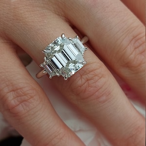 Drei-Stein-Smaragdschliff Moissanite Verlobungsring Smaragd- und Trapezschliff Moissanite Ring, Dreistein-Hochzeitsring-Jubiläumsring.