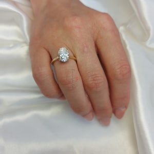 Anillo de compromiso con halo oculto de moissanita ovalada, anillo de diamantes certificado ovalado de 2 ct/ 97 mm, anillo de forma ovalada, anillo de diamantes ovalado. Anillo de promesa de halo imagen 4