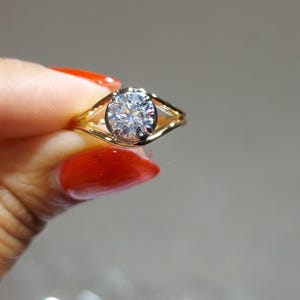 1 Ct Round Diamond Engagement Ring D, VVS2 IGI Certified Twist band 18K Yellow Gold Round Diamond Solitaire Accent Proposal Gift Ring.