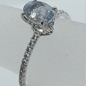 巨大なホワイトサファイアの婚約指輪。7.8カラットのオーバル