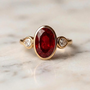 14k ovale robijnrode lab-edelsteenring, ringset robijnrode verlovingsring, minimalistische gouden ring met perendiamanten aan de zijkant, moderne statementring