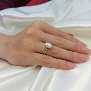 Anillo de compromiso con halo oculto de moissanita ovalada, anillo de diamantes certificado ovalado de 2 ct/ 97 mm, anillo de forma ovalada, anillo de diamantes ovalado. Anillo de promesa de halo imagen 2