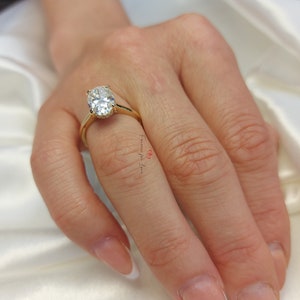 Anillo de compromiso con halo oculto de moissanita ovalada, anillo de diamantes certificado ovalado de 2 ct/ 97 mm, anillo de forma ovalada, anillo de diamantes ovalado. Anillo de promesa de halo imagen 5