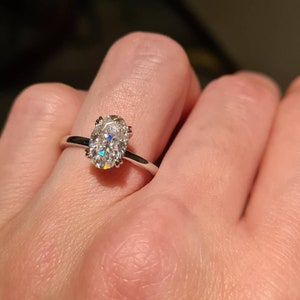 Bague de fiançailles en moissanite ovale de 1,5 ct, 9 x 6 mm, glace pilée, bague de fiançailles en diamants cachés allongée, bague de proposition à deux griffes.