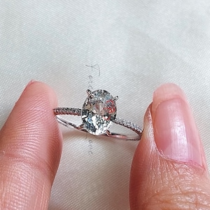 巨大なホワイトサファイアの婚約指輪。7.8カラットのオーバル