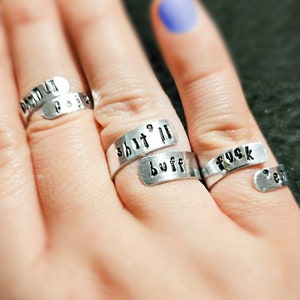 Handgestempelter Silberwickelring: Individuelles Zitat, lustiges Wortspiel