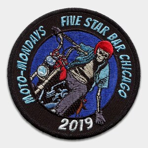 Könnte beinhalten: Ein gestickter schwarzer und blauer Aufnäher mit einem Skelett, das ein Motorrad fährt. Der Aufnäher trägt die Aufschrift "Five Star Bar Chicago" und "Moto-Madams 2019".