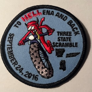 Puede incluir: Un parche bordado azul y negro con un diablo de dibujos animados montando una motocicleta. El texto en el parche dice "To Hell and Back, September 24, 2016, Three State Scramble".