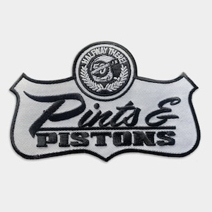Könnte beinhalten: Ein weißer und schwarzer gestickter Aufnäher mit dem Text "Pints & Pistons" und einem kreisförmigen Logo, auf dem "Halfway There" mit einem Motorrad steht.