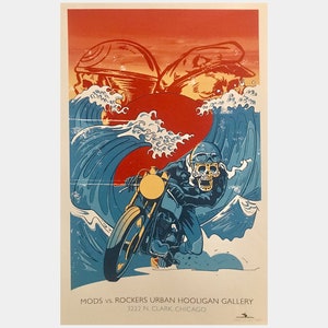 Pode incluir: Um cartaz de estilo vintage com um esquema de cores vermelho, branco e azul. O cartaz apresenta um motociclista com rosto de caveira, conduzindo por uma onda. O texto no cartaz diz "MODS vs. ROCKERS URBAN HOOLIGAN GALLERY 3222 N. CLARK, CHICAGO."