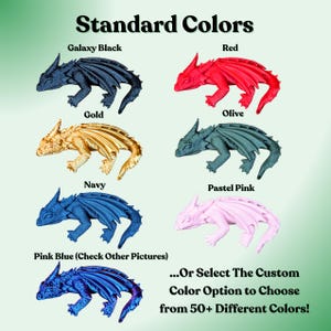 Puede incluir: Imagen que muestra figuras de dragones en miniatura en varios colores, incluyendo Negro Galaxia, Rojo, Dorado, Oliva, Azul Marino, Rosa Pastel y Azul Rosa. El texto dice "Colores est&aacute;ndar" y "...O seleccione la opci&oacute;n de color personalizado para elegir entre m&aacute;s de 50 colores diferentes!"