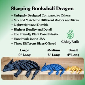 Puede incluir: Tres dragones durmientes para estanter&iacute;as en negro, azul y dorado. La imagen incluye el texto "Sleeping Bookshelf Dragon" y "Handmade in the USA". Los dragones miden 23 cm, 15 cm y 10 cm de largo.