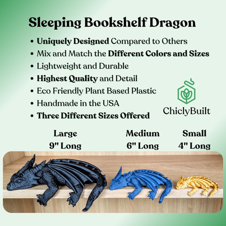 Puede incluir: Tres dragones durmientes para estanter&iacute;as en negro, azul y dorado. La imagen incluye el texto "Sleeping Bookshelf Dragon" y "Handmade in the USA". Los dragones miden 23 cm, 15 cm y 10 cm de largo.