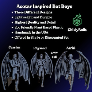 Puede incluir: Tres figuras de pl&aacute;stico negro a base de plantas tituladas Acotar Inspired Bat Boys, llamadas Cassian, Rhysand y Azriel. Cada figura tiene alas grandes y mide 12,06 cm de altura. El texto incluye caracter&iacute;sticas y la marca ChiclyBuilt.