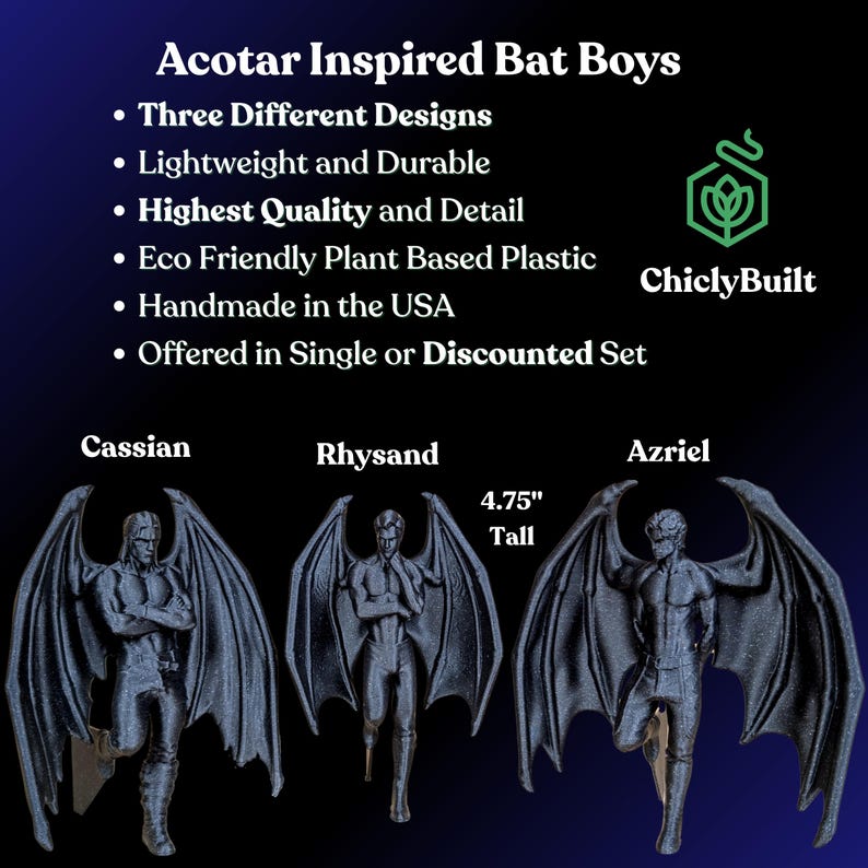 Puede incluir: Tres figuras de pl&aacute;stico negro a base de plantas tituladas Acotar Inspired Bat Boys, llamadas Cassian, Rhysand y Azriel. Cada figura tiene alas grandes y mide 12,06 cm de altura. El texto incluye caracter&iacute;sticas y la marca ChiclyBuilt.