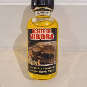 Może przedstawiać: Mała szklana butelka z czarną zakrętką wypełniona żółtą cieczą. Etykieta zawiera napis "Aceite de Vibora" i "Para Dominar y Apresurar Cualquier tipo de Trabajo". Etykieta zawiera również zdjęcie węża.