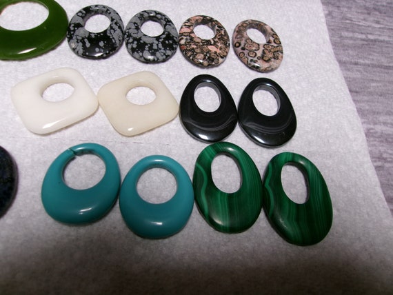 Fourteen pairs Gemstone hoop earrings Jade, white… - image 2