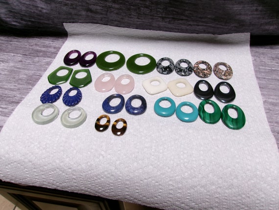 Fourteen pairs Gemstone hoop earrings Jade, white… - image 1