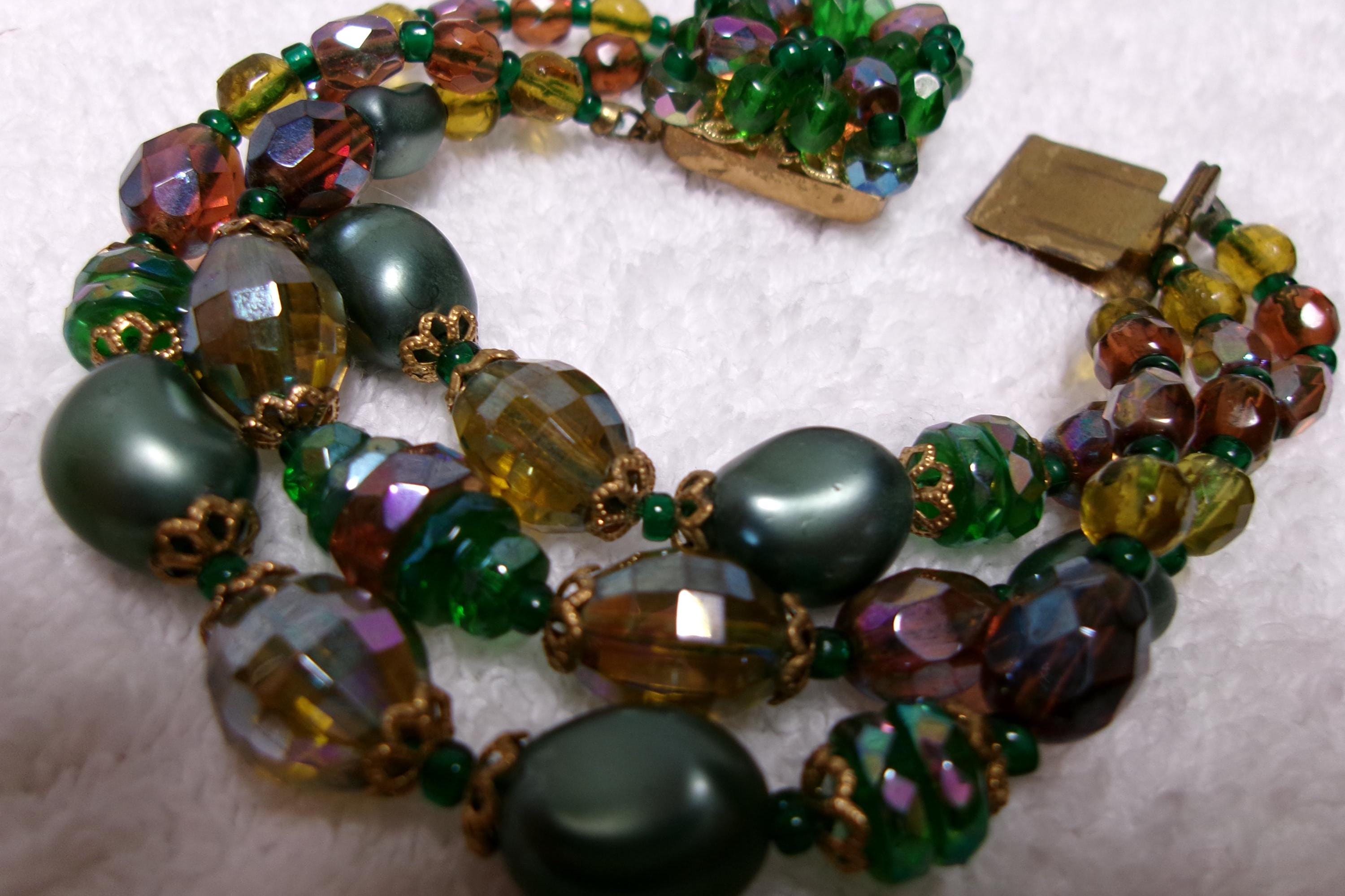 Bracelet vintage en perles de verre, couleurs vertes, marqué Made in Germany