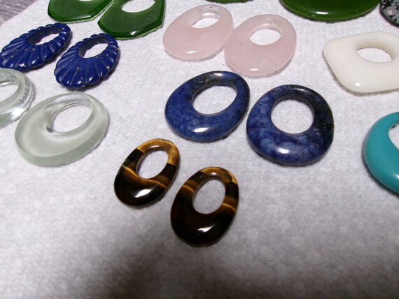 Fourteen pairs Gemstone hoop earrings Jade, white… - image 6