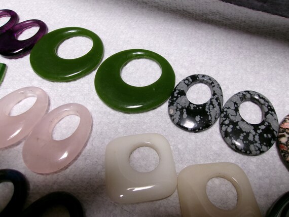 Fourteen pairs Gemstone hoop earrings Jade, white… - image 5