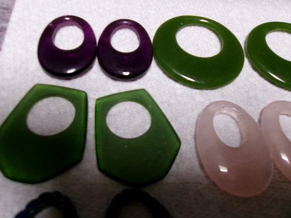 Fourteen pairs Gemstone hoop earrings Jade, white… - image 4