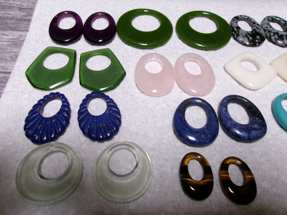 Fourteen pairs Gemstone hoop earrings Jade, white… - image 3