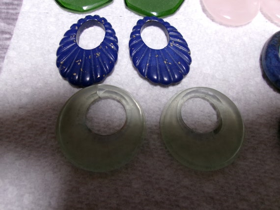Fourteen pairs Gemstone hoop earrings Jade, white… - image 7