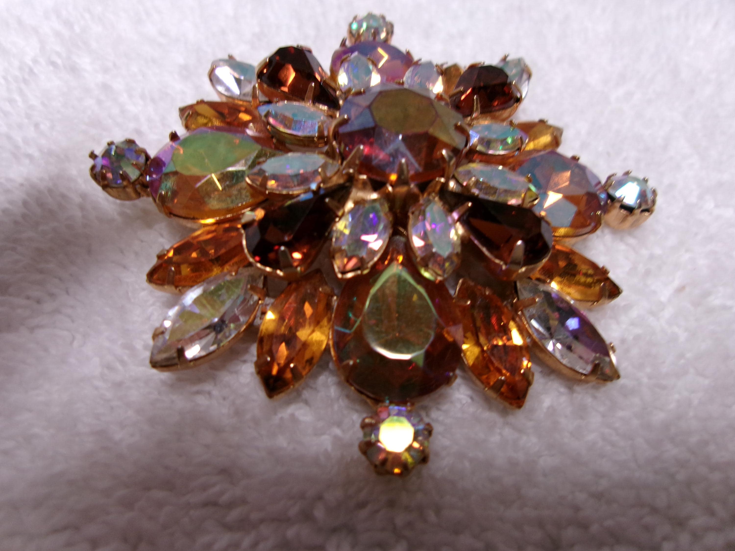 Original by Robert 花輪ブローチ Original by Robert Jewelry - Etsy