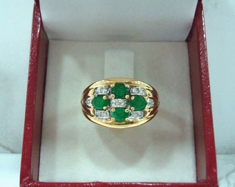 Anillo de oro amarillo de 18 quilates (750/000) con esmeralda y diamantes