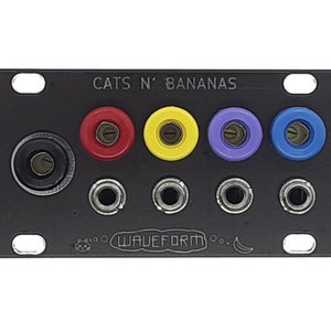 Puede incluir: Panel negro con el texto "CATS N' BANANAS" y el logotipo "WAVEFORM" con un gato y un plátano. El panel tiene seis conectores banana, cuatro de los cuales están codificados por colores con tapas rojas, amarillas, azules y moradas.