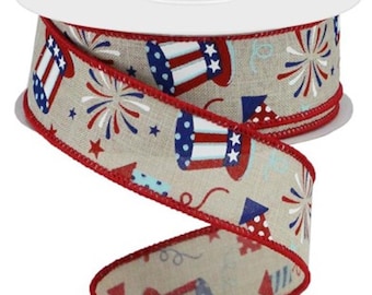 Könnte beinhalten: Eine Rolle dekoratives Band mit patriotischem Design. Das Band hat einen beigefarbenen Hintergrund mit sich wiederholenden Mustern von Uncle Sam-Hüten, Feuerwerk und Sternen in Rot, Weiß und Blau. Die Kanten sind mit roten Nähten versehen.