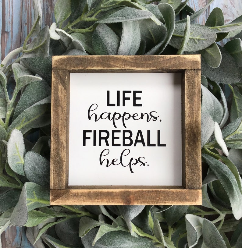 Life Happens, Fireball Helps Wood Sign Funny Drinking Farmhouse Home Decor bild 1