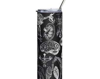 Pode incluir: Um copo de aço inoxidável preto com uma ilustração anatômica branca do esqueleto, órgãos e cérebro de um cavalo. O copo tem uma tampa transparente e um canudo de aço inoxidável.
