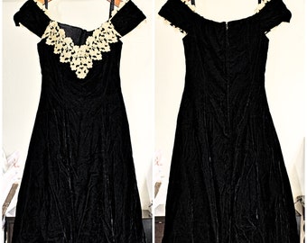 Night Way USA - Vintage 1980s Velvet + Lace Sweetheart Neckline Party Dress, color Black + Gold Lace - fits Medium/Large - Holiday, NYE