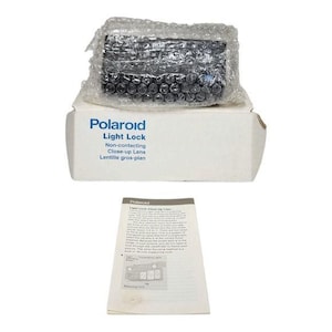 Puede incluir: Un juego de tres tazas de cerámica con un acabado mate moteado. Cada taza presenta un color diferente: azul claro, crema y gris. Las tazas tienen un diseño simple y moderno y un asa cómoda.